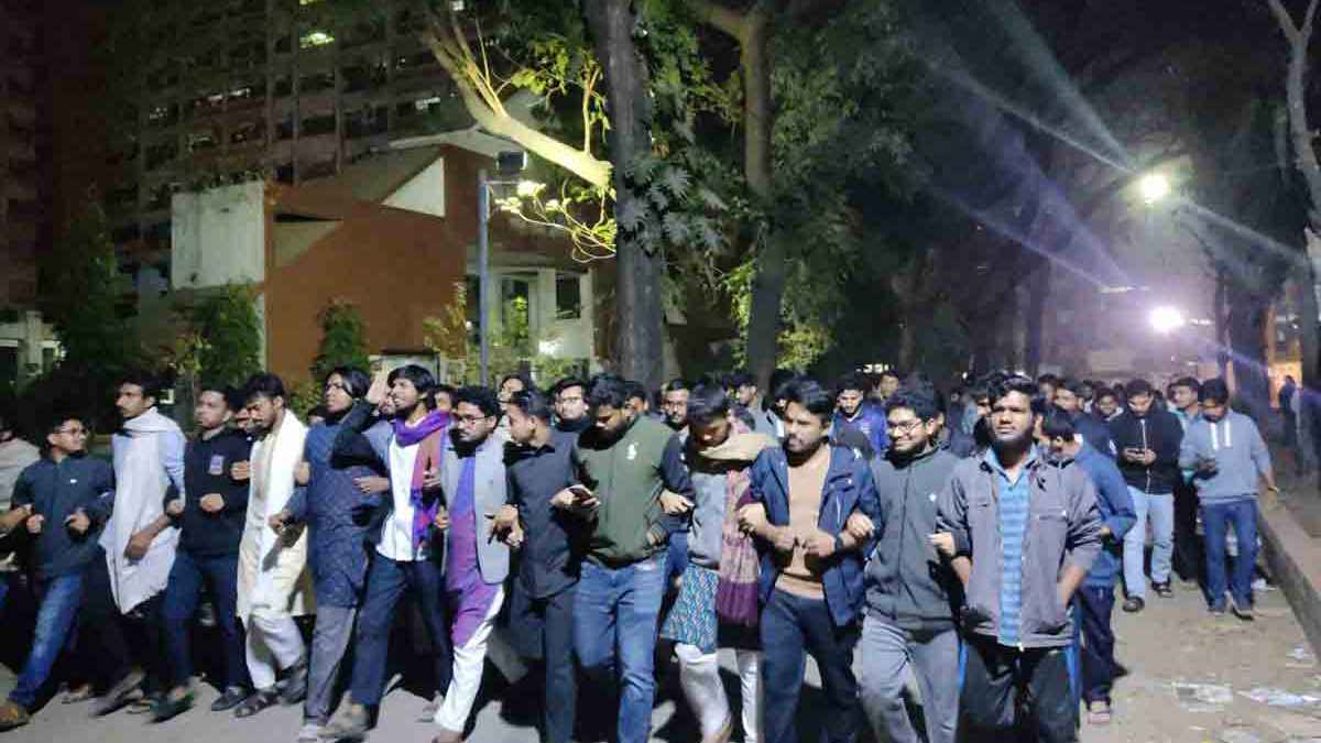 মধ্যরাতে ঢাবিতে বিক্ষোভ মিছিল